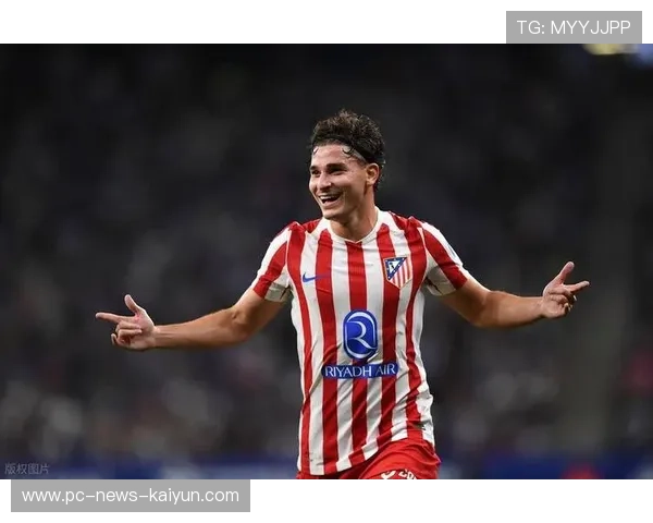 曼城阿尔瓦雷斯定位球轻巧吊射全场起立欢呼